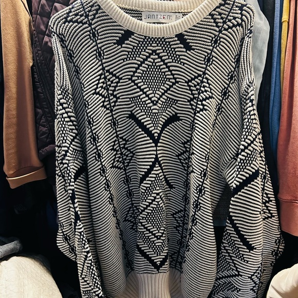 Jantzen Sweaters - Jantzen Patterned Women's Sweater. Size Large. Cream & Navy.